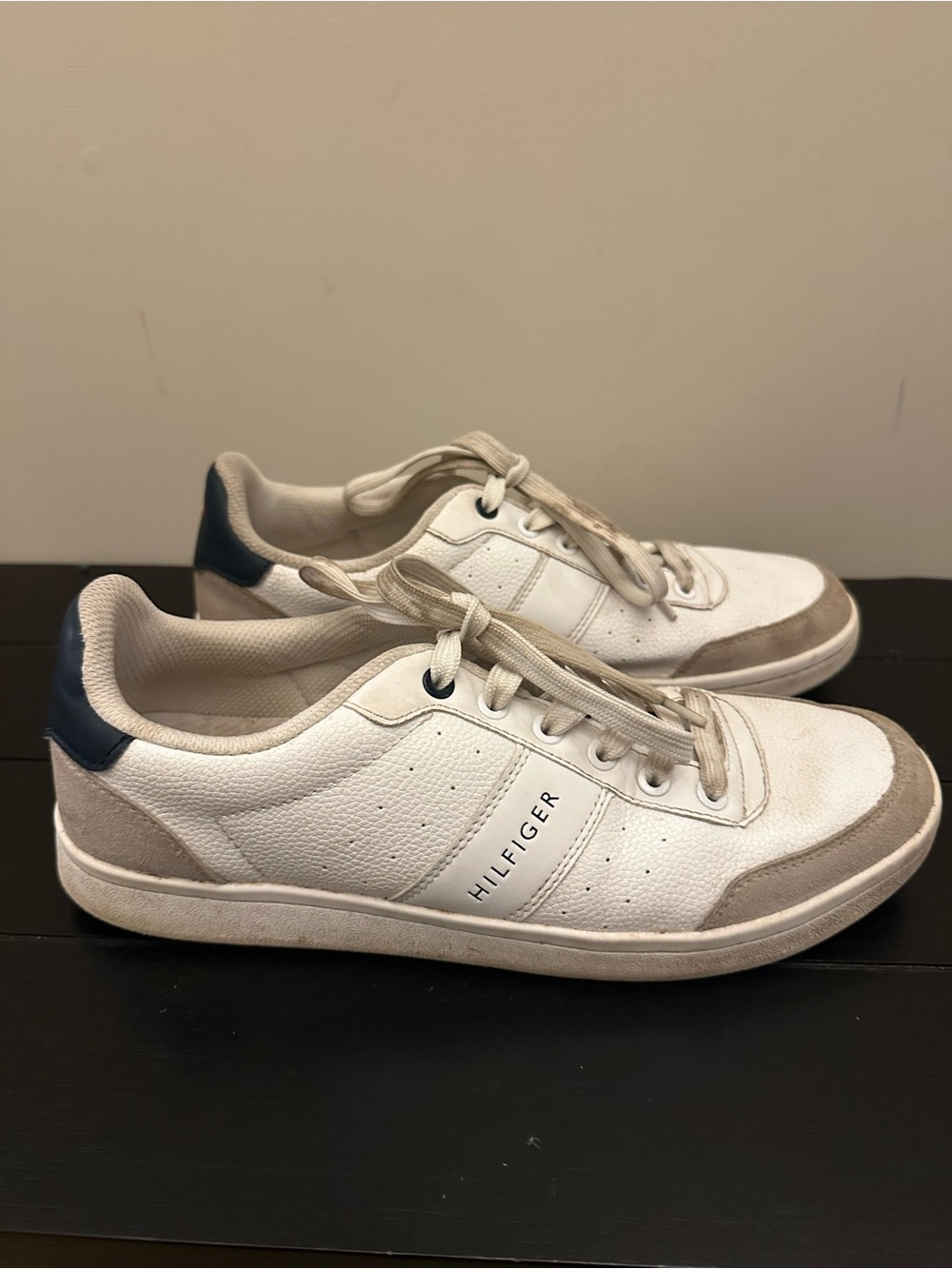 🍎 Men’s Tommy Hilfiger White and Navy Sneakers